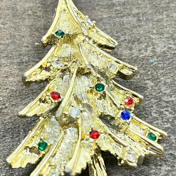 Vintage Beautiful Gold Tone and Rhinestone Jeweled Christmas Tree Brooch - Picture 5 of 10